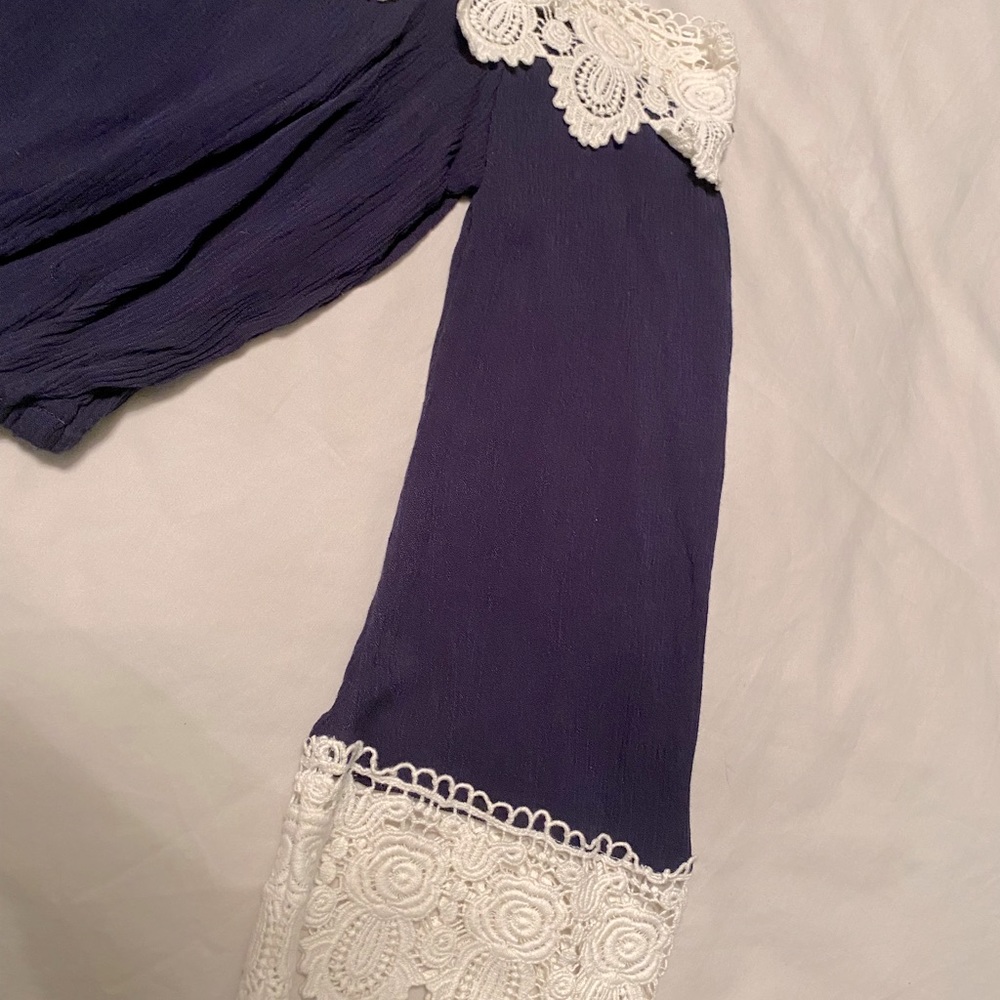 Beautiful navy crop top blouse lace embellished - Picture 3 of 6